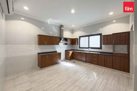 Снять в аренду виллу в Аль-Барше, Дубай: 6 спален, 1393.5м², № 77019 - фото 9