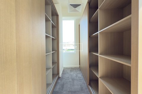 Office in Sheikh Zayed Road, Dubai 242.7 sq.m. № 54836 - photo 14