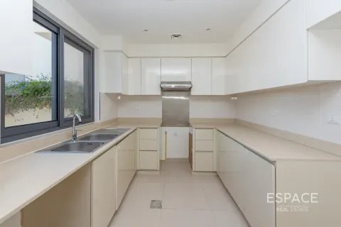 Villa in Dubai Hills Estate, Dubai 3 bedrooms, 211 sq.m. № 122906 - photo 5