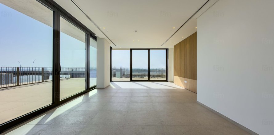 Apartment in Dubai 3 bedrooms, 335.7 sq.m. № 110654