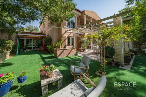 Купить виллу в Green Community, Дубай: 5 спален, 577м², № 71017 - фото 1