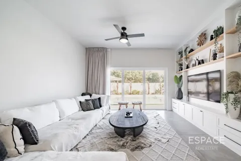 Villa in Meadows, Dubai 4 bedrooms, 353 sq.m. № 71019 - photo 3