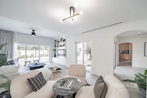 Villa in Meadows, Dubai 4 bedrooms, 353 sq.m. № 71019 - photo 2