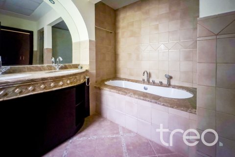Villa en The Villa, Dubai, 4 dormitorios, 640.1 m², № 123626 - foto 12