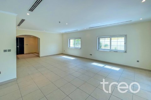 Villa in Legacy, Jumeirah Park, Dubai 3 bedrooms, 677.08 sq.m. № 123625 - photo 4