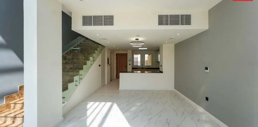 Townhouse in Dubai 2 bedrooms, 105.6 sq.m. № 111790