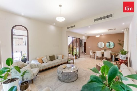 Таунхаус в Дубае, 4 спальни, 388.7м², № 110731