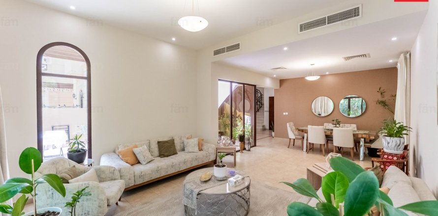 Таунхаус в Дубае, 4 спальни, 388.7м², № 110731