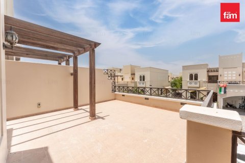 Снять в аренду таунхаус в Дубае: 4 спальни, 388.7м², № 110731 - фото 30