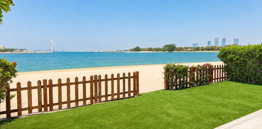 Villa in Palm Jumeirah, Dubai 5 bedrooms, 270.9 sq.m. № 139738