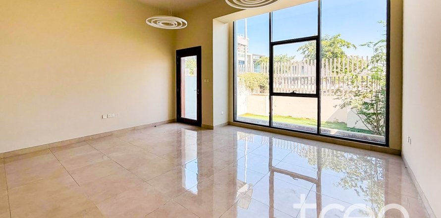 Adosado en Al Furjan, Dubai, 4 dormitorios, 242.48 m², № 119940