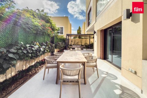 Купить виллу в Аль-Барше, Дубай: 4 спальни, 354м², № 89270 - фото 2