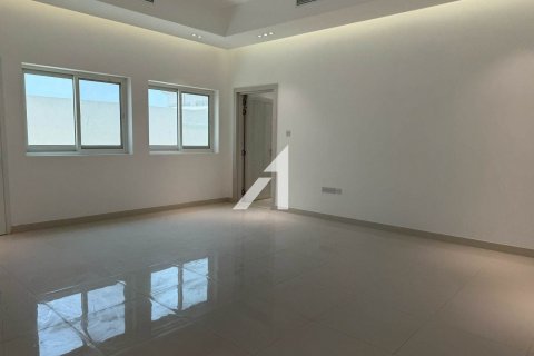 Villa in Al Barsha South, Al Barsha, Dubai 2 bedrooms, 83.6 sq.m. № 42483 - photo 1