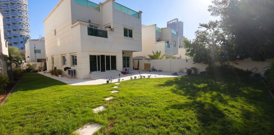 Villa in Dubai 4 bedrooms, 501.5 sq.m. № 110907