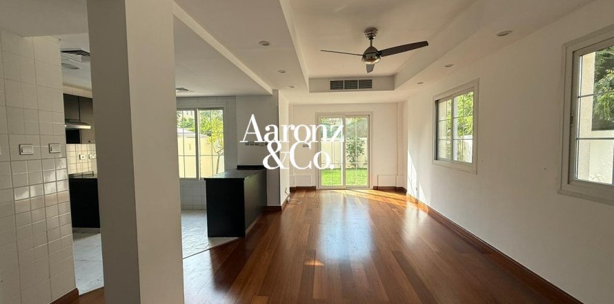 Villa en The Springs, Dubai, 2 dormitorios, 264 m², № 138136