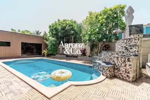 Villa in Jumeirah Park, Dubai 4 bedrooms, 740 sq.m. № 138135 - photo 2