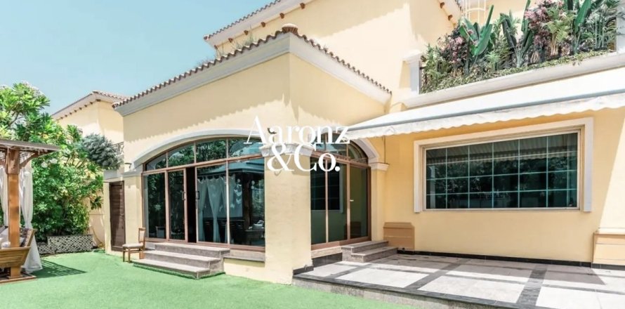 Villa in Jumeirah Park, Dubai 4 bedrooms, 740 sq.m. № 138135