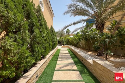 Villa in Dubai 5 bedrooms, 953.9 sq.m. № 49376 - photo 21