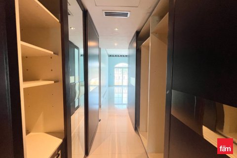 Villa in Dubai 5 bedrooms, 953.9 sq.m. № 49376 - photo 14