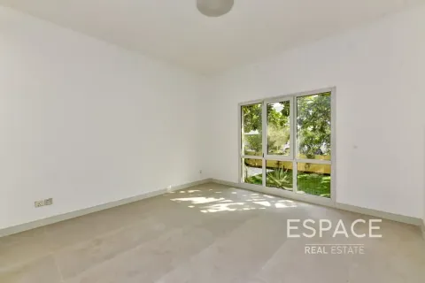 Villa in Meadows, Dubai 5 bedrooms, 353 sq.m. № 122956 - photo 7