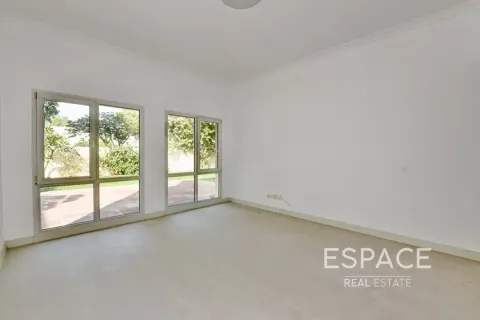 Villa in Meadows, Dubai 5 bedrooms, 353 sq.m. № 122956 - photo 6