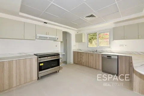 Villa in Meadows, Dubai 5 bedrooms, 353 sq.m. № 122956 - photo 2