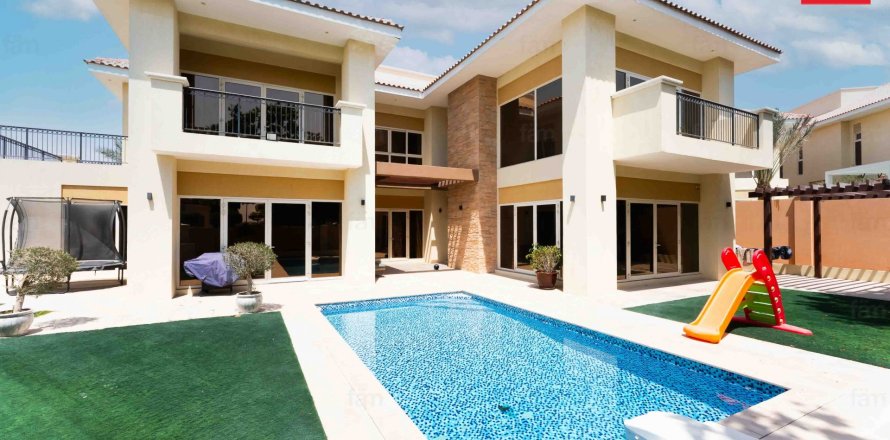 Вилла в Дубае, 5 спален, 1035.3м², № 24778