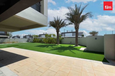 Villa in Dubai 4 bedrooms, 484.1 sq.m. № 23756 - photo 4