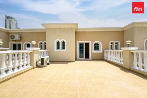 Таунхаус в Дубае, 2 спальни, 240м², № 115184