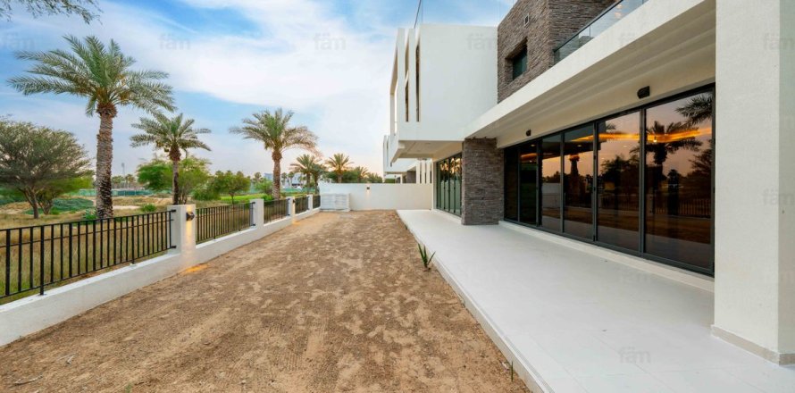 Villa in Dubai 8 bedrooms, 723.7 sq.m. № 134816
