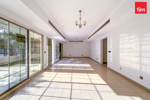 Villa in Umm Suqeim, Dubai 4 bedrooms, 320 sq.m. № 83588 - photo 1