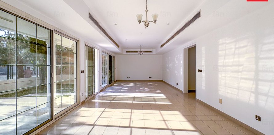 Villa in Umm Suqeim, Dubai 4 bedrooms, 320 sq.m. № 83588