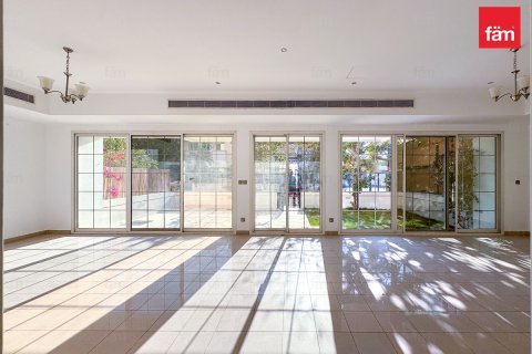Villa in Umm Suqeim, Dubai 4 bedrooms, 320 sq.m. № 83588 - photo 2