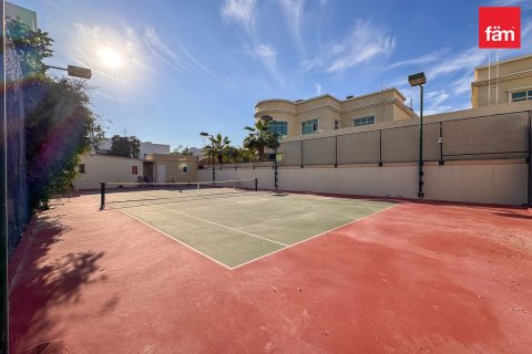 Villa in Umm Suqeim, Dubai 4 bedrooms, 320 sq.m. № 83588 - photo 23