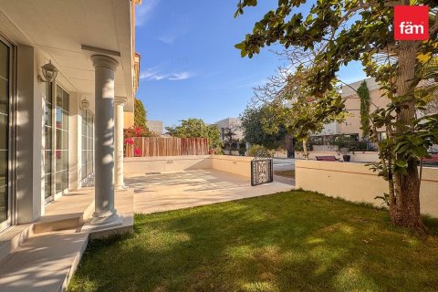 Villa in Umm Suqeim, Dubai 4 bedrooms, 320 sq.m. № 83588 - photo 24