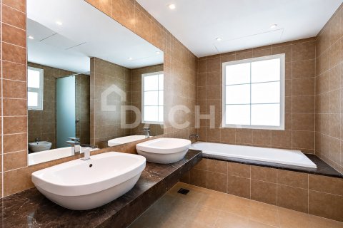 Villa à Jumeirah Village Triangle, Dubai, 2 chambres, 250 m², № 123189 - photo 19