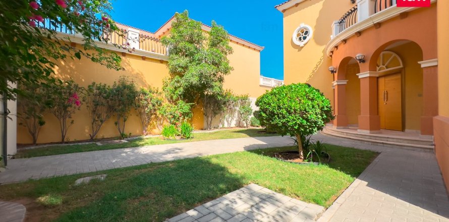 Вилла в Дубае, 5 спален, 690.1м², № 70690