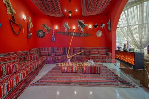 Villa in Sector E, Emirates Hills, Dubai 8 bedrooms, 1486 sq.m. № 132991 - photo 6