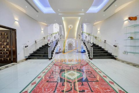 Villa in Sector E, Emirates Hills, Dubai 8 bedrooms, 1486 sq.m. № 132991 - photo 5