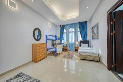 Villa in Sector E, Emirates Hills, Dubai 8 bedrooms, 1486 sq.m. № 132991 - photo 11