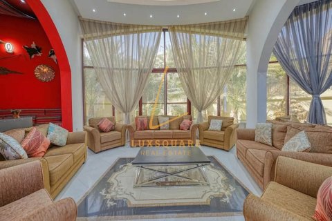 Villa in Sector E, Emirates Hills, Dubai 8 bedrooms, 1486 sq.m. № 132991 - photo 24