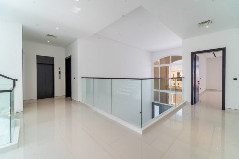 Villa en Dubai, 6 dormitorios, 882 m², № 96833 - foto 22
