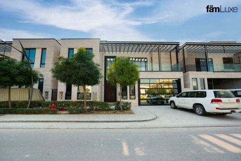 Villa en Dubai, 5 dormitorios, 690.4 m², № 85903