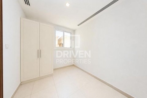 Villa in Jumeirah, Dubai 4 bedrooms, 397.63 sq.m. № 129145 - photo 14