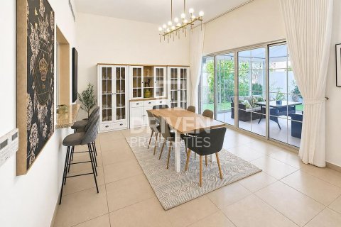 Villa in Nadd Al Sheba, Dubai 4 bedrooms, 469.9 sq.m. № 138874 - photo 5
