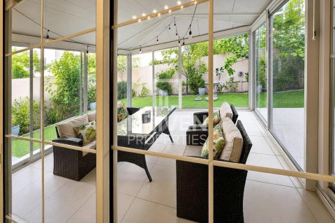 Villa in Nadd Al Sheba, Dubai 4 bedrooms, 469.9 sq.m. № 138874 - photo 6