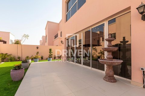 Villa in Nadd Al Sheba, Dubai 4 bedrooms, 469.9 sq.m. № 138874 - photo 13