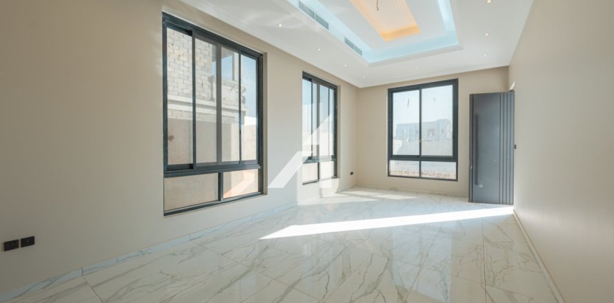 Вилла в Al Aweer, Дубай, 4 спальни, 390.2м², № 60044