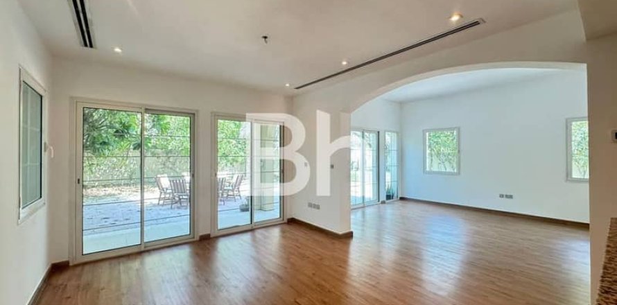 Villa in Jumeirah Village Triangle, Dubai 2 bedrooms, 708 sq.m. № 57659