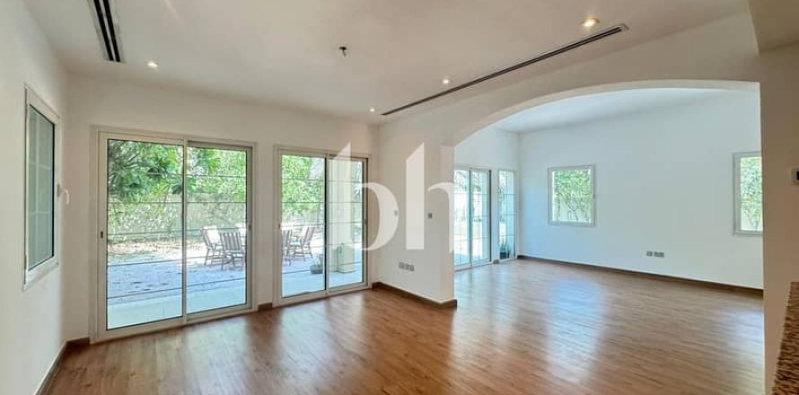Villa en Jumeirah Village Triangle, Dubai, 2 dormitorios, 708 m², № 57659